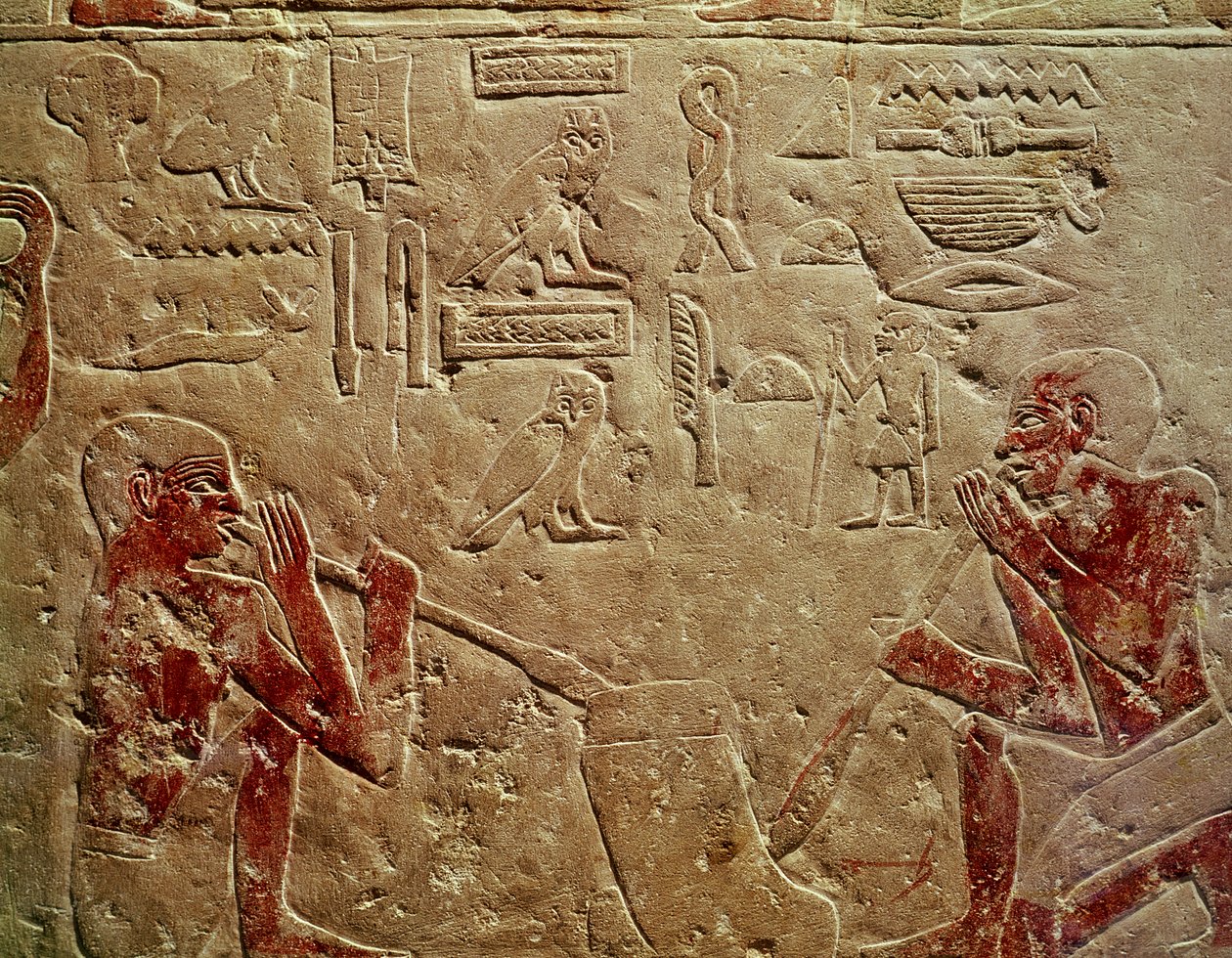 Relevo retratando sopradores de vidro, do Mastaba de Kaemrehu, Saqqara, Reino Antigo, c.2325 aC (calcário pintado) de Egyptian 6th Dynasty