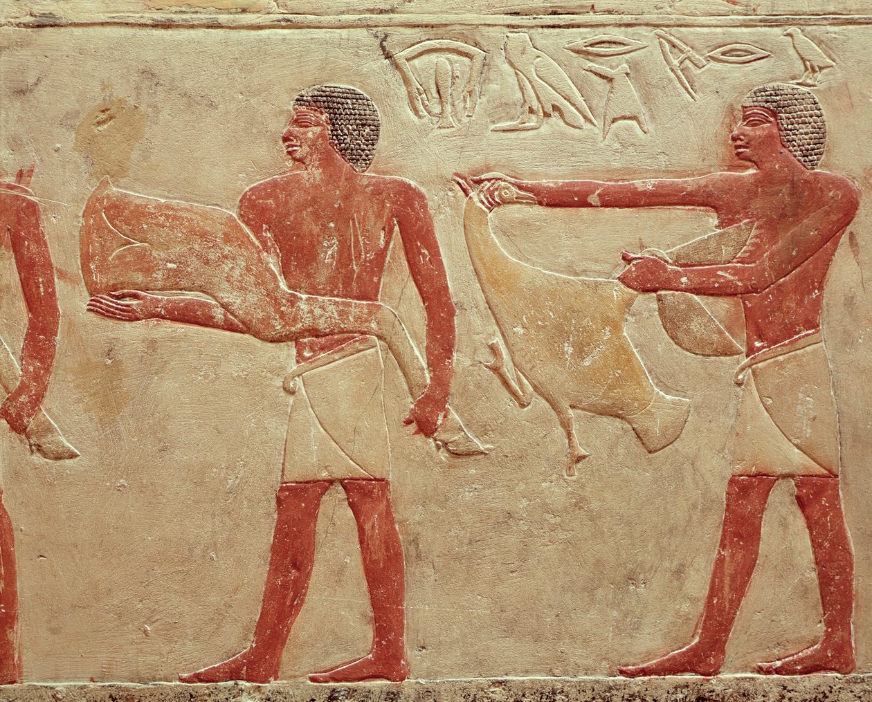 Relevo retratando servos carregando um pedaço de carne e um pato, do túmulo da princesa Idut, Old Kingdom, c.2330 aC (calcário pintado) de Egyptian 6th Dynasty