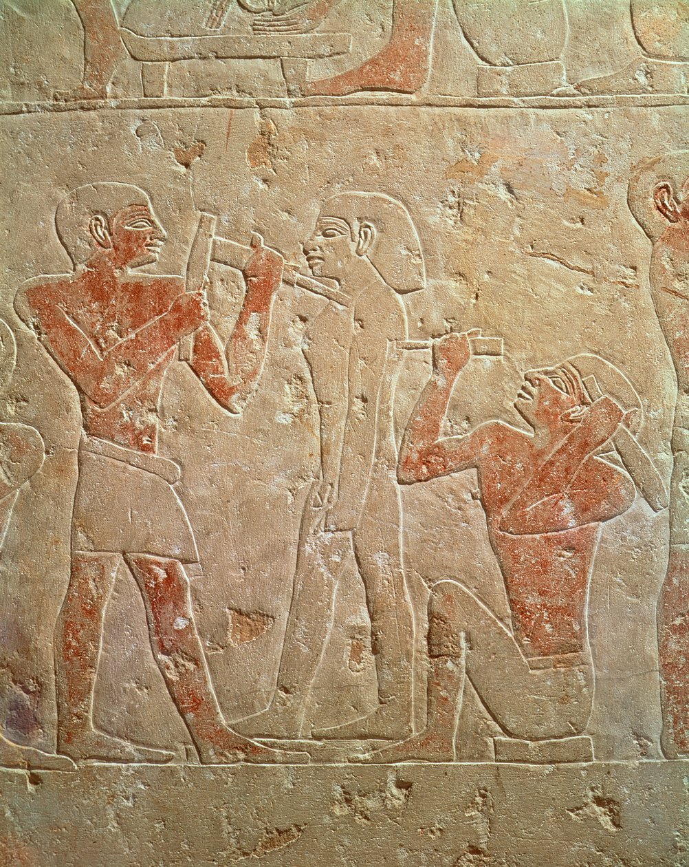 Relevo retratando dois escultores esculpindo uma estátua, da mastaba de Kaemrehu, Saqqara, Império Antigo, c.2325 aC (calcário pintado) de Egyptian 6th Dynasty