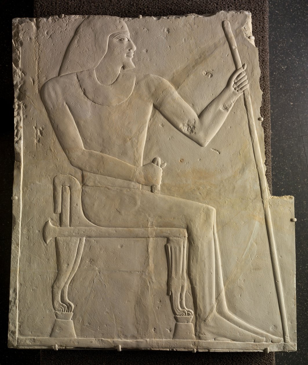 Alívio de Nyankhnesut sentado, de Saqqara, c.2311-2281 aC de Egyptian 6th Dynasty