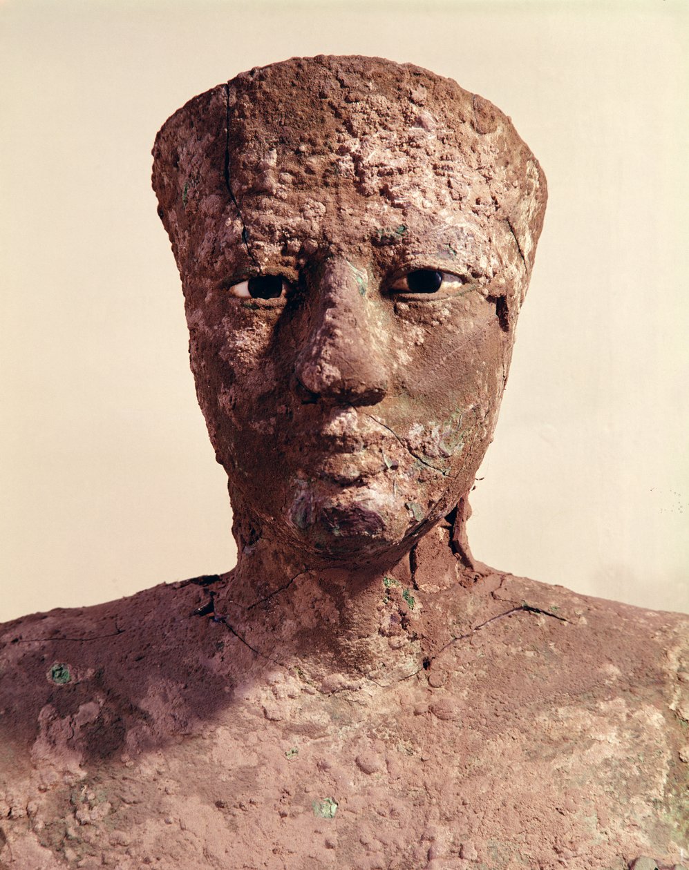 Estátua de Pepi I (2289-2255 BC) detalhe da cabeça, encontrada em Hierakonpolis, c.2281-2241 BC (cobre) de Egyptian 6th Dynasty