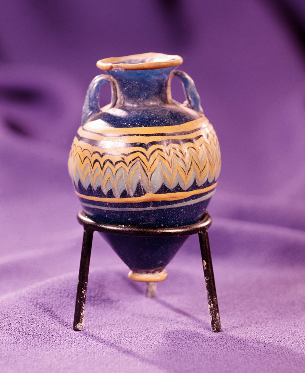 Ânfora, século 3-4 a.C. (vidro) de Egyptian Egyptian