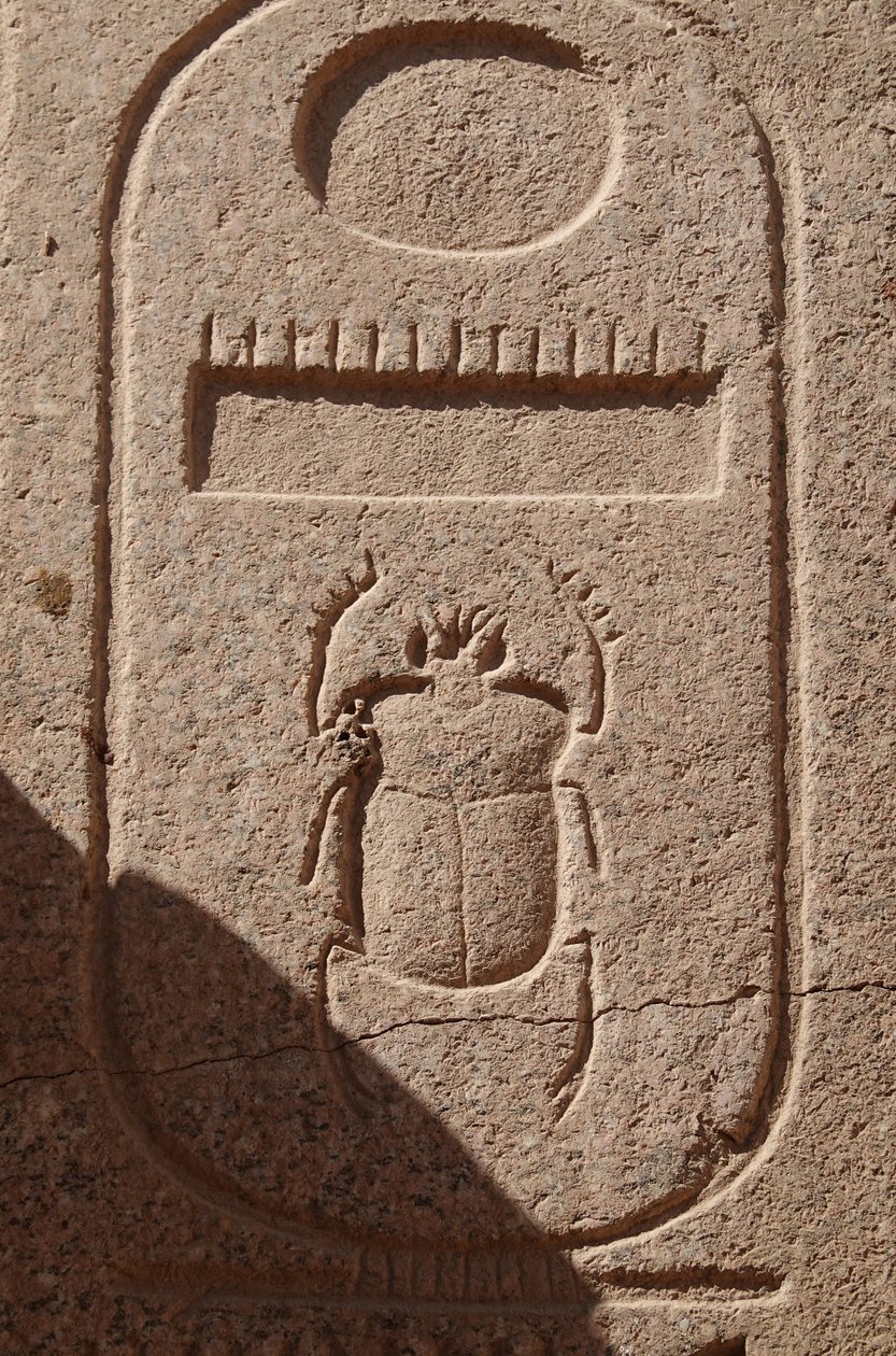 Escaravelho, emblema do poder real, local de Karnac de Egyptian Egyptian