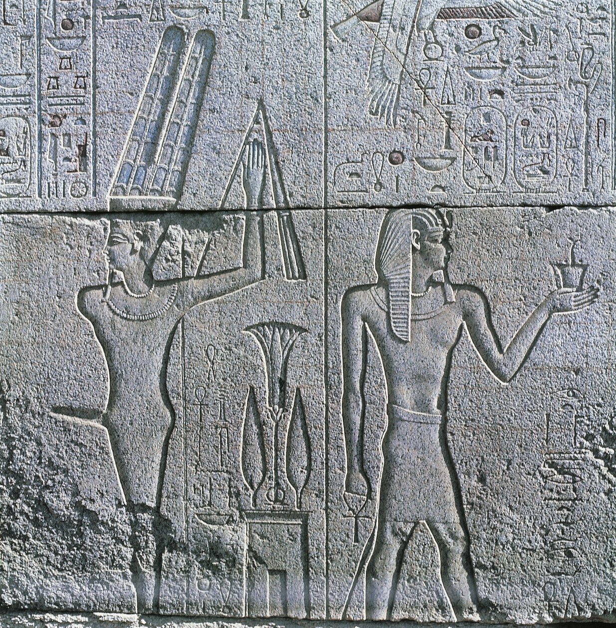 Egito, Tebas Antiga, Luxor, Karnak, alívio do deus Min e Philip III Arrhidaeus no Grande Templo de Amon de Egyptian Egyptian