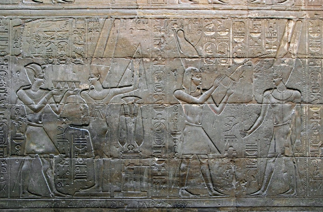 Antiguidade egípcia: O Rei Alexandre o Grande a fazer oferendas ao deus Amon Min (Amon-Min). Detalhe de um baixo relevo. Capela do Barco Sagrado, Templo de Luxor, Egipto. de Egyptian Egyptian