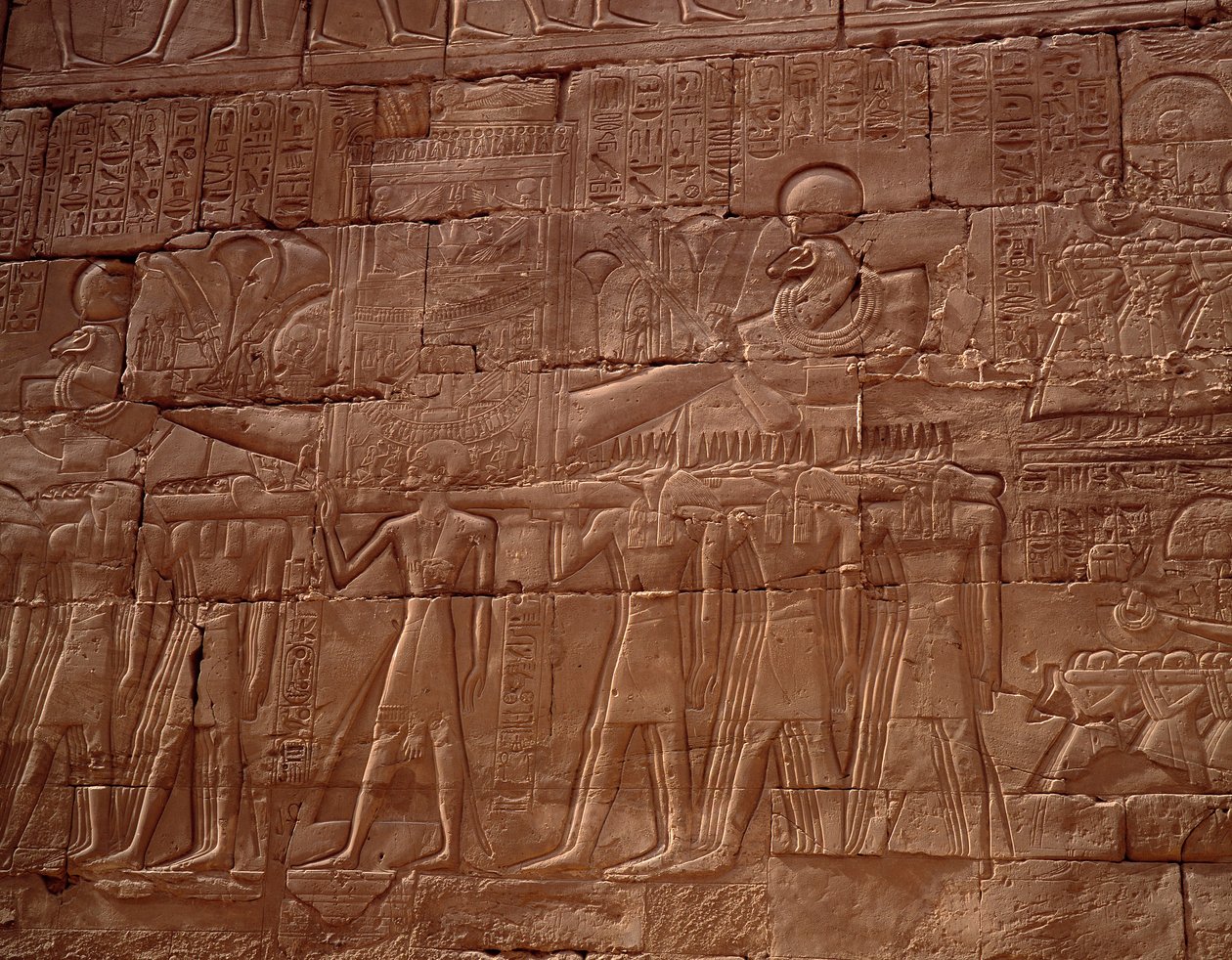 Antiguidade egípcia: alívio do templo de Karnak (Karnac), Luxor, Egipto de Egyptian Egyptian