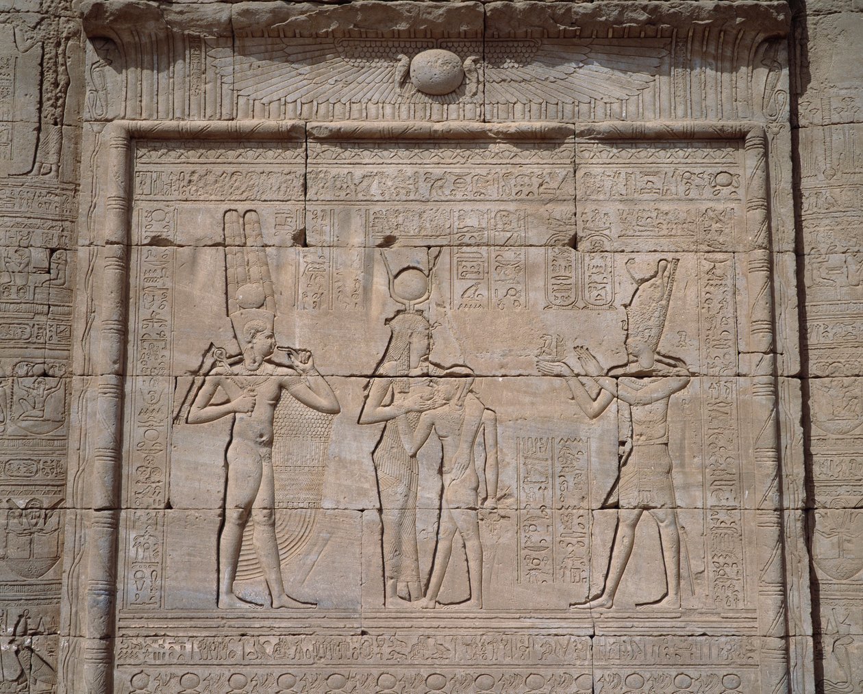 Antiguidade egípcia: vista dos baixos relevos do templo da deusa Hathor em Denderah de Egyptian Egyptian