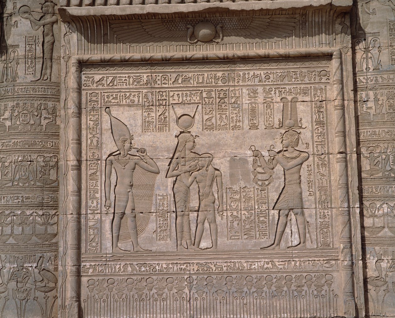 Antiguidade egípcia: vista dos baixos relevos do templo da deusa Hathor em Denderah de Egyptian Egyptian