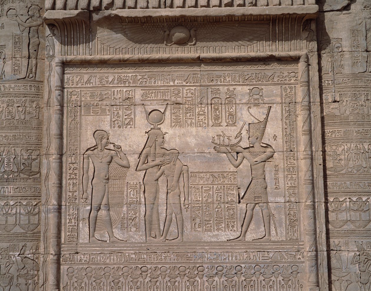 Antiguidade egípcia: vista dos baixos relevos do templo da deusa Hathor em Denderah de Egyptian Egyptian