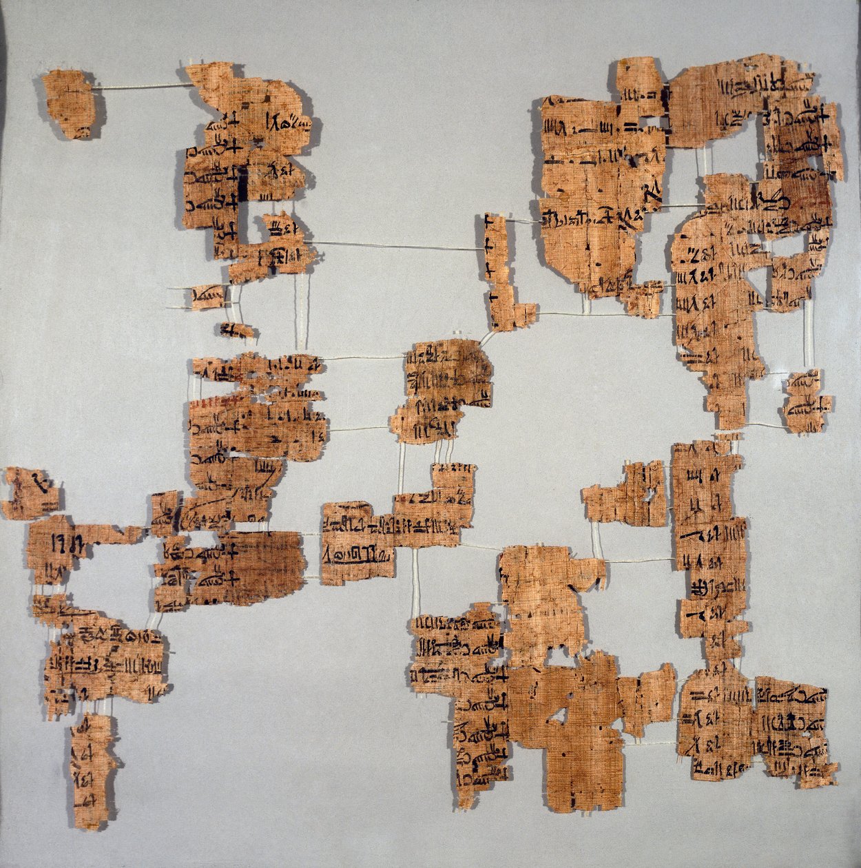 Antiquite egípcia: fragmentos do papiro conhecido como o Cónego Real ou "papiro real" contendo a lista de faraós da 1ª à 17ª dinastia. Turim, museu egípcio de Egyptian Egyptian