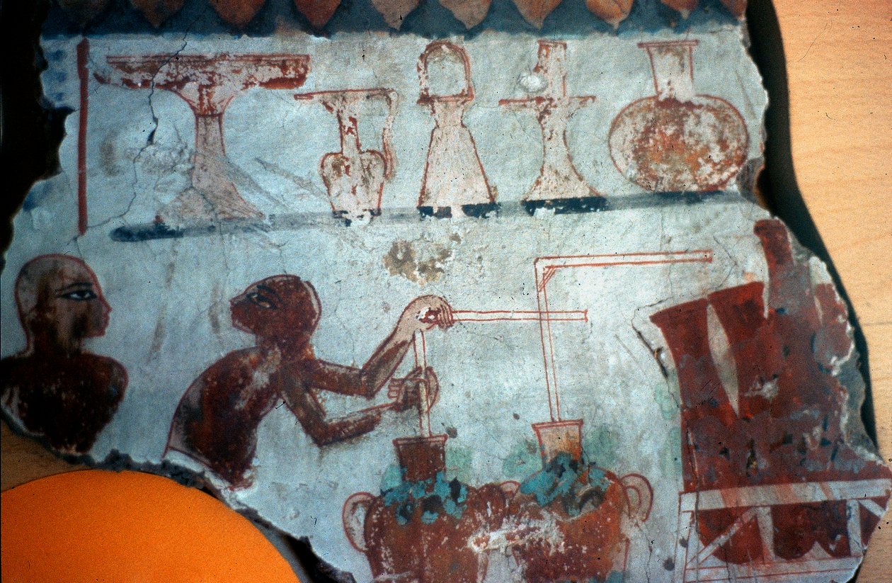 Fragmento de uma pintura de parede originalmente de Tebas, representando duas figuras masculinas no ato de preparar ou engarrafar produtos alimentícios em forma líquida, 1540-1479 aC (pintura de parede) de Egyptian Egyptian
