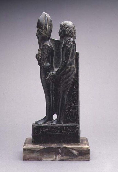 Grupo de um homem que apresenta uma representação de Osiris (esteatita) de Egyptian Egyptian