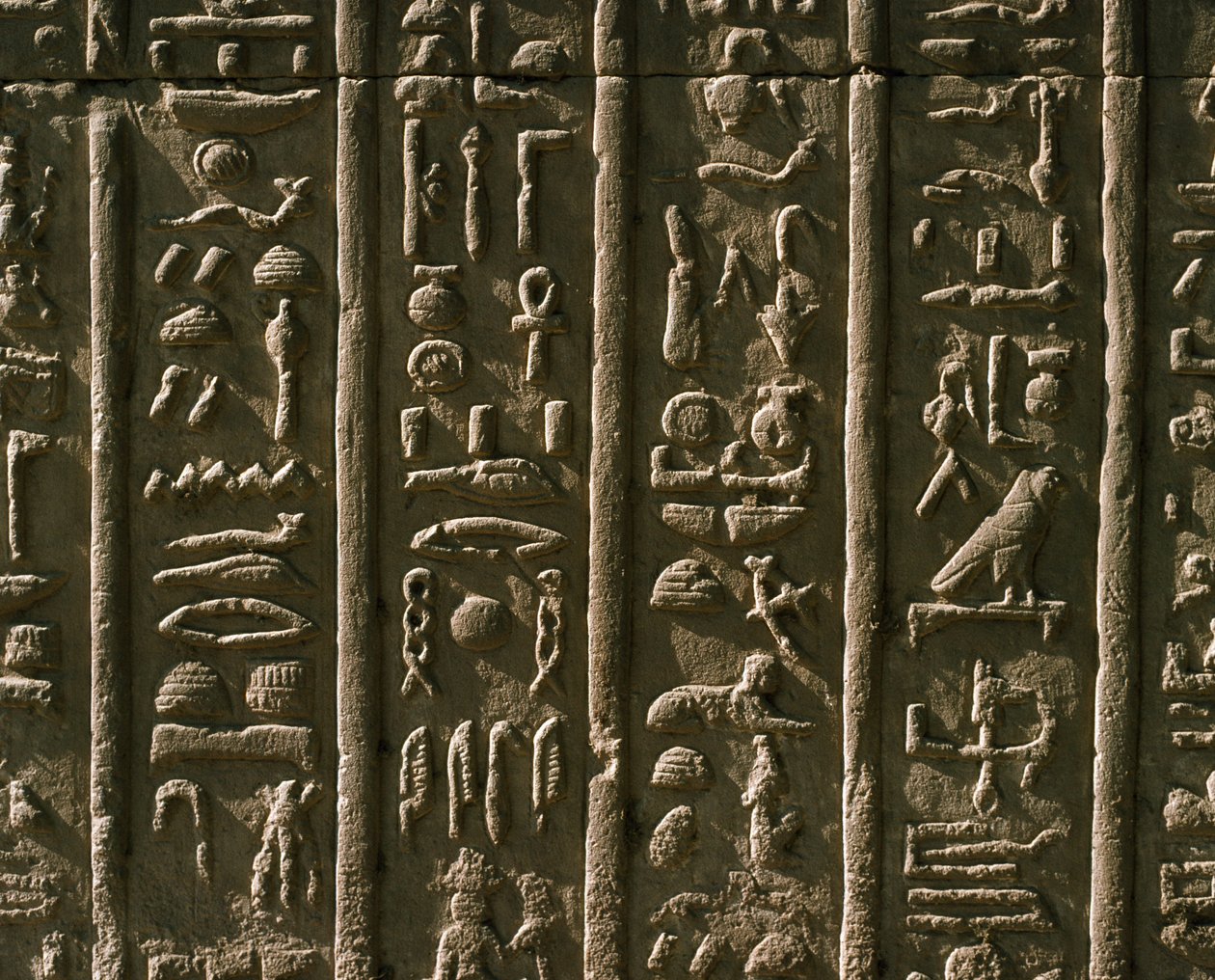 Baixo relevo com hieróglifos, 51-30 aC de Egyptian Egyptian