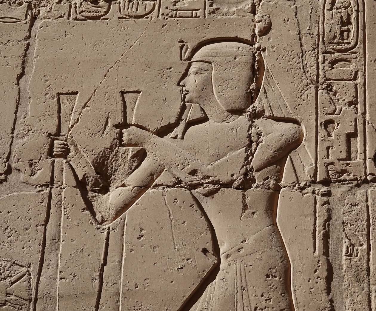 Faraó com uma cobra, Templo de Luxor (relevo) de Egyptian Egyptian