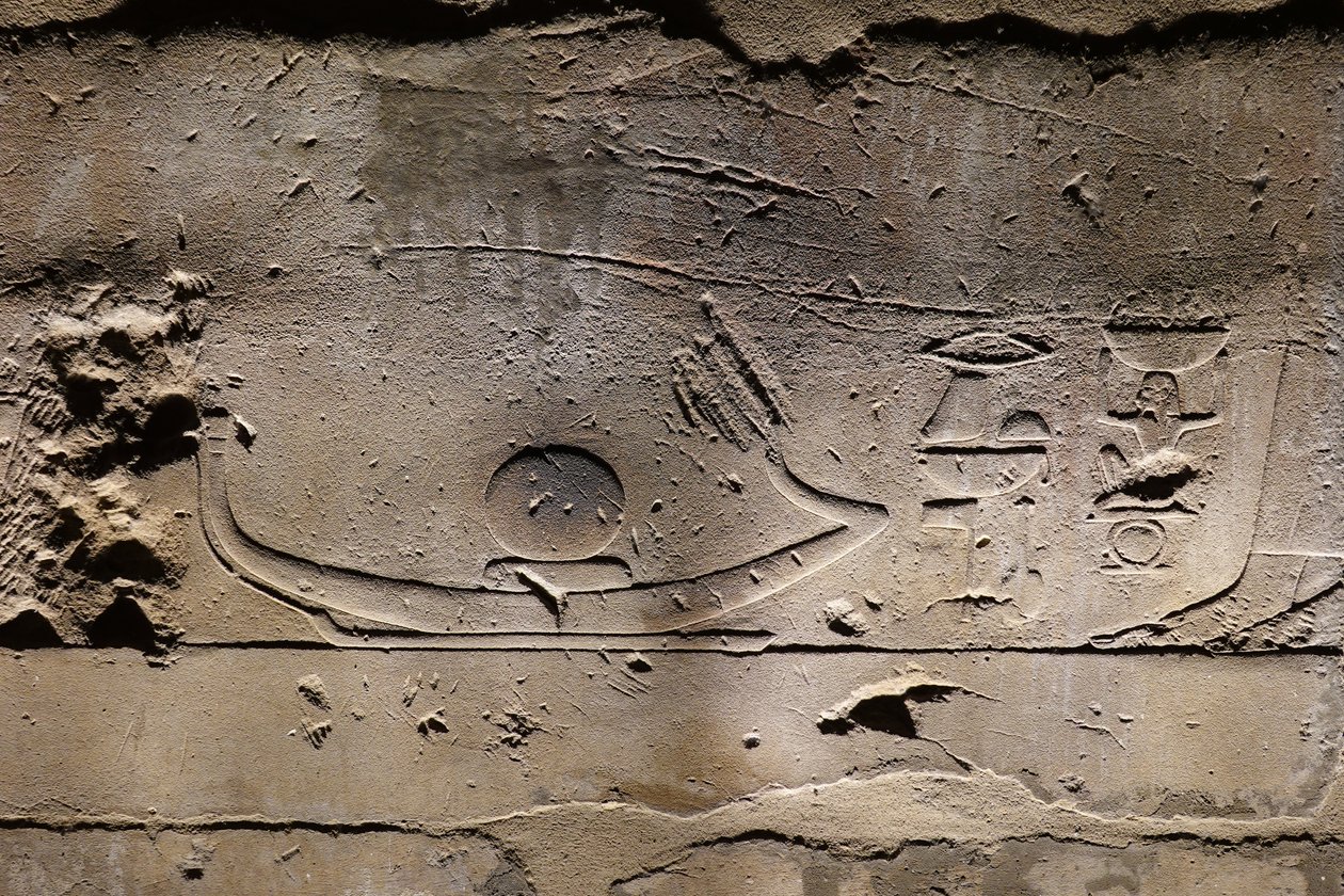 Movimentos no barco solar, Templo de Luxor (relevo) de Egyptian Egyptian