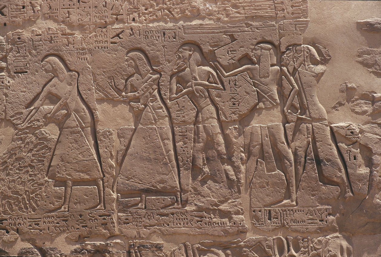 Alívio de escriba e cativa no templo fortificado de Ramsés III em Medinet Habu de Egyptian Egyptian