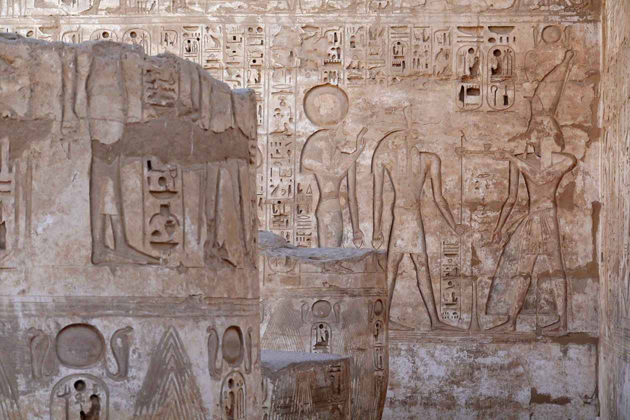 Governante do Alto Egipto fazendo uma oferenda a Ra e Knoum, Templo de Hórus, Edfu de Egyptian Egyptian