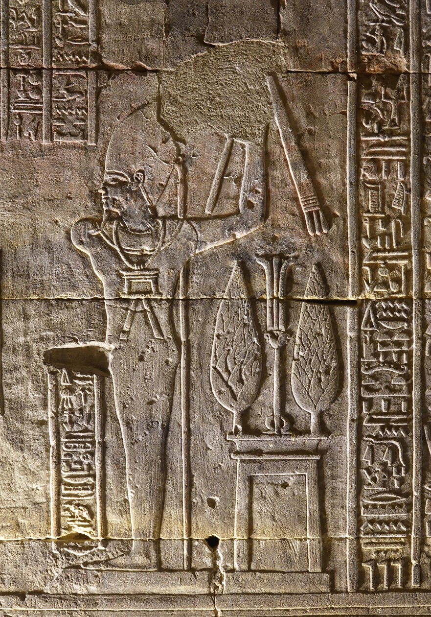 O Faraó e os seus atributos, Templo de Hórus em Edfu de Egyptian Egyptian