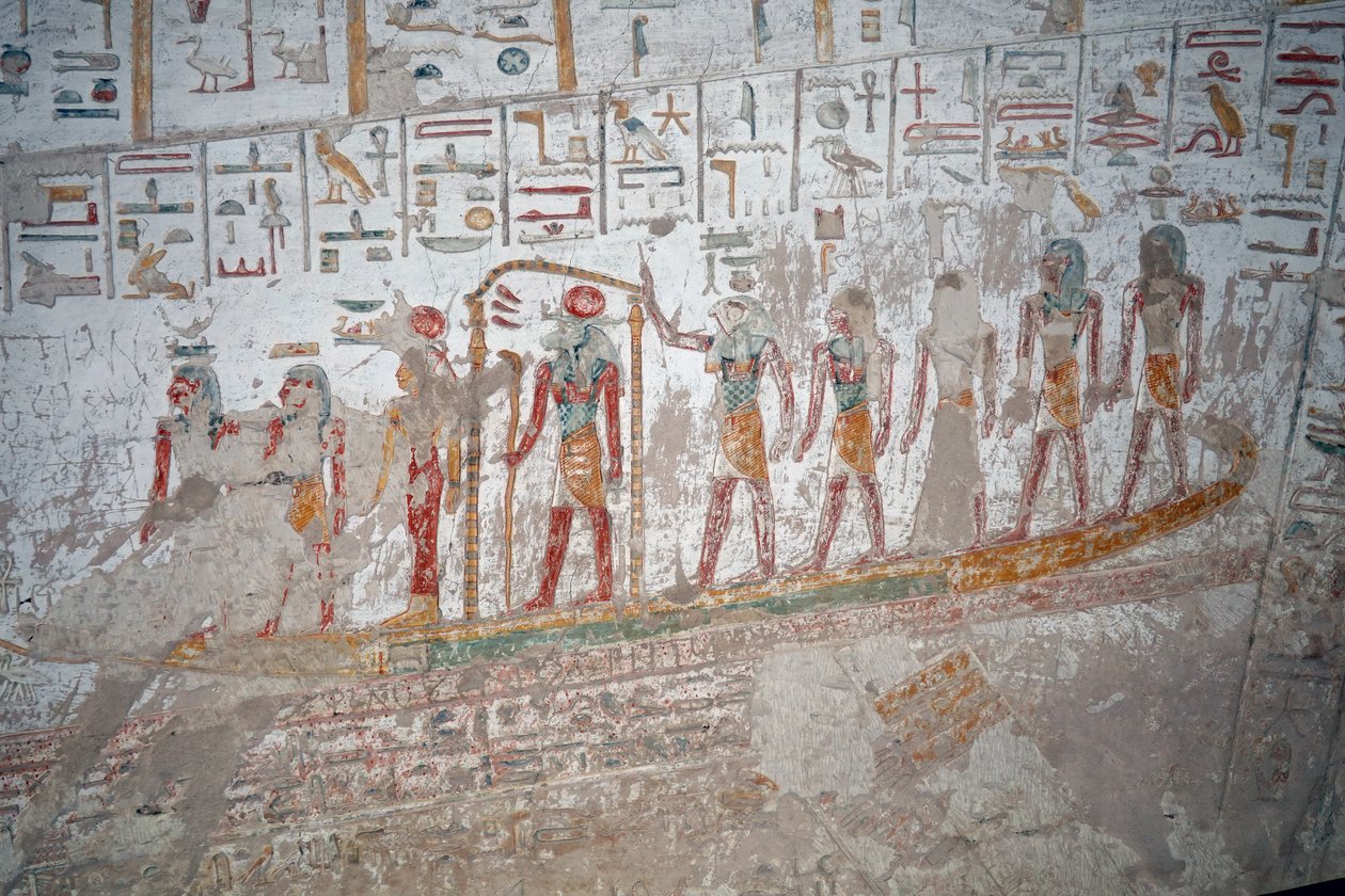 Túmulo de Ramsés IX, hieróglifo do Deus Rá no barco, Luxor de Egyptian Egyptian