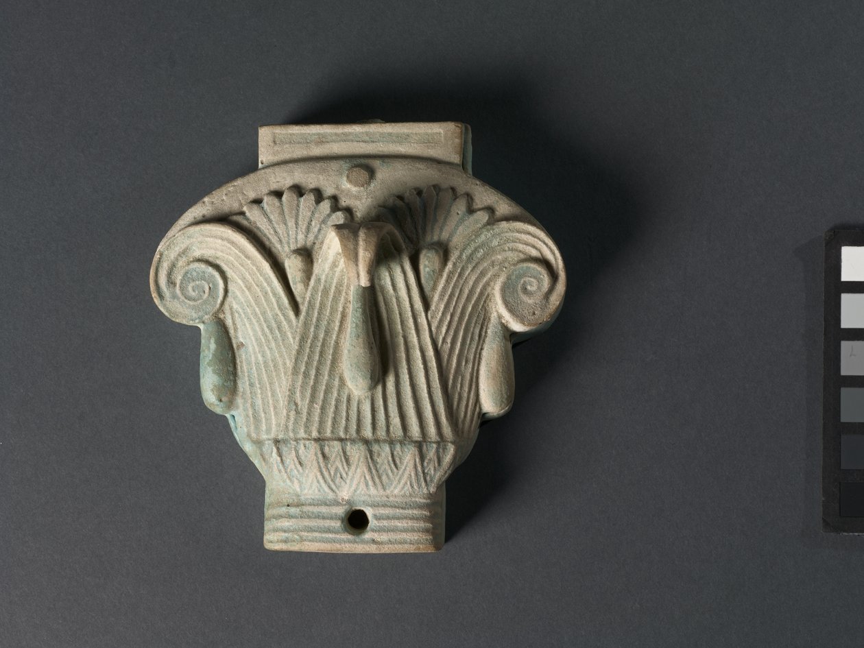 Caixa (Pyxis) em Forma de Capital Composto, 305-30 AC (faiança azul de ovo pálido de robin) de Egyptian Ptolemaic Period