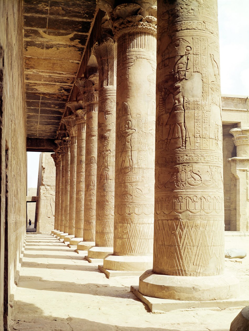 Colunas no Pronaos (Salão Hipostilo) do Templo de Horus de Egyptian Ptolemaic Period