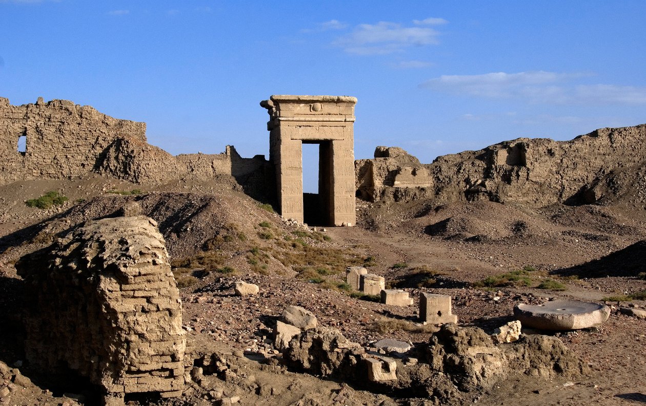 Antiguidade Egípcia: Vista do Arco da Porta Norte, Templo de Hathor, Denderah, Egipto de Egyptian Ptolemaic Period