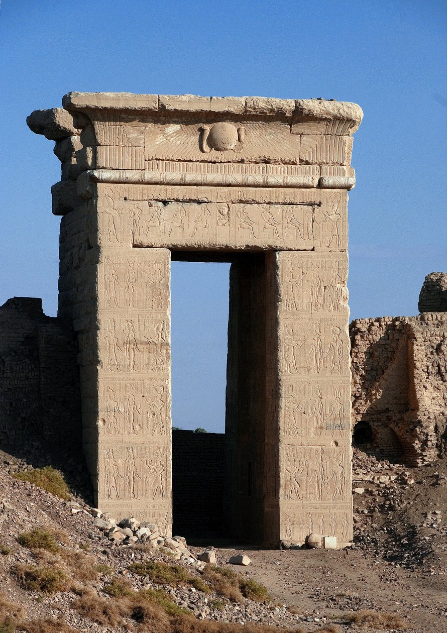 Antiguidade Egípcia: Vista do Arco da Porta Norte, Templo de Hathor, Denderah, Egipto de Egyptian Ptolemaic Period