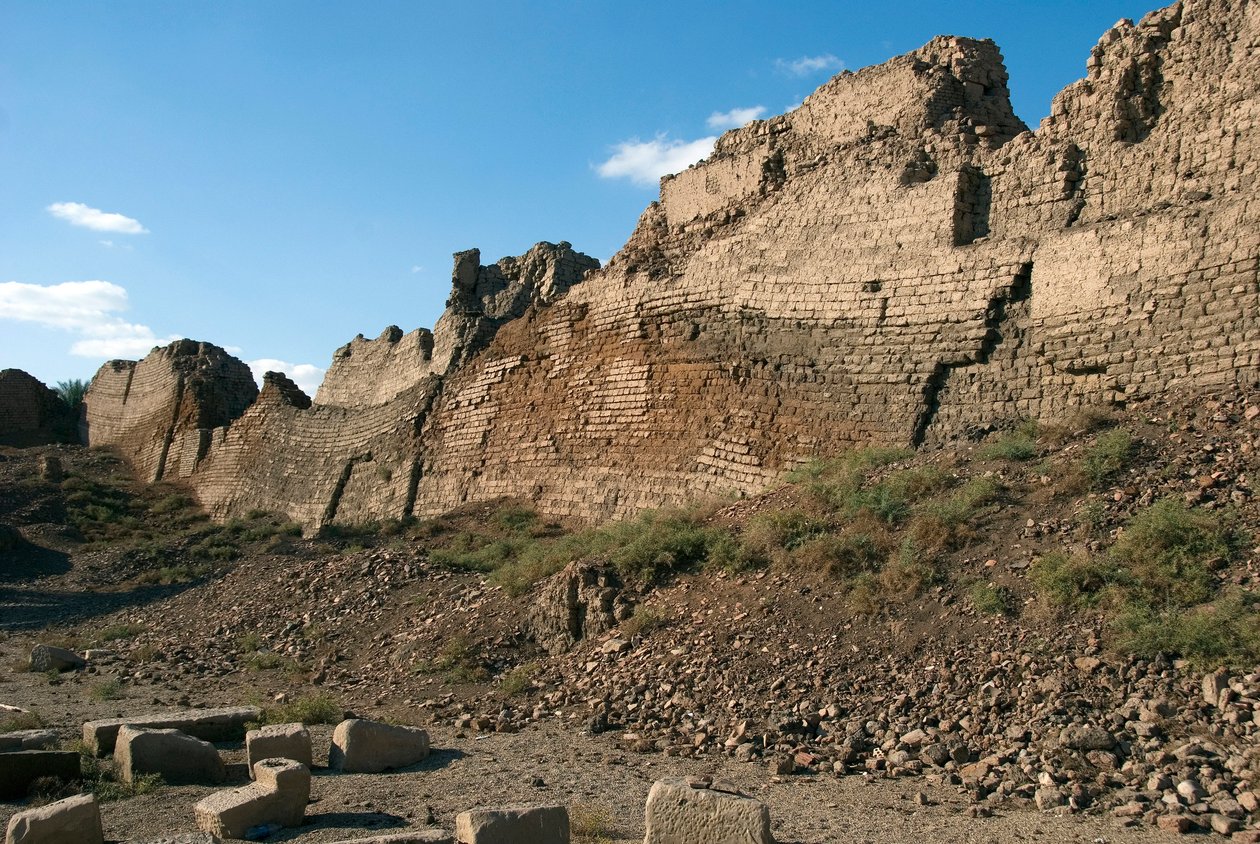 Antiquite egípcia: Paredes que protegem o local do templo dedicado a Hathor, Denderah, Egipto. de Egyptian Ptolemaic Period