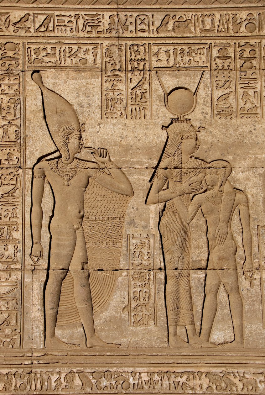 Antiquidade egípcia: Mammisi romana comemorando o nascimento de Ihy, filho de Hathor - Detalhe de relevos e hieróglifos: a deusa Isis - Hathor amamentando seu filho Ihi (Ihy) e atrás dela outra imagem de Ihi com um dedo na boca indicando que é um de Egyptian Ptolemaic Period