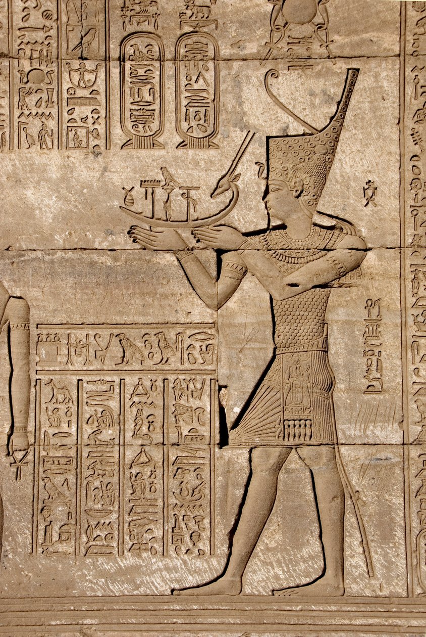 Antiquidade egípcia: Mamíferos romanos comemorando o nascimento de Ihy, filho de Ísis - Detalhe de relevos e hieróglifos, Templo de Hathor, Denderah, Egito - Civilização egípcia: um homem carregando uma casca simbólica, detalhe de um mamífero romano, comem de Egyptian Ptolemaic Period