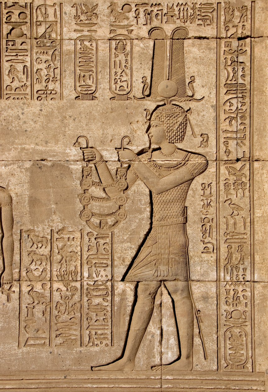 Antiquidade egípcia: Mammisi romano comemorando o nascimento de Ihy, filho de Isis - Detalhe de relevos e hieróglifos: Imperador Trajano levando oferendas à deusa Hathor - Templo de Hathor, Denderah, Egipto - Civilização egípcia: Imperador Trajano carregan de Egyptian Ptolemaic Period