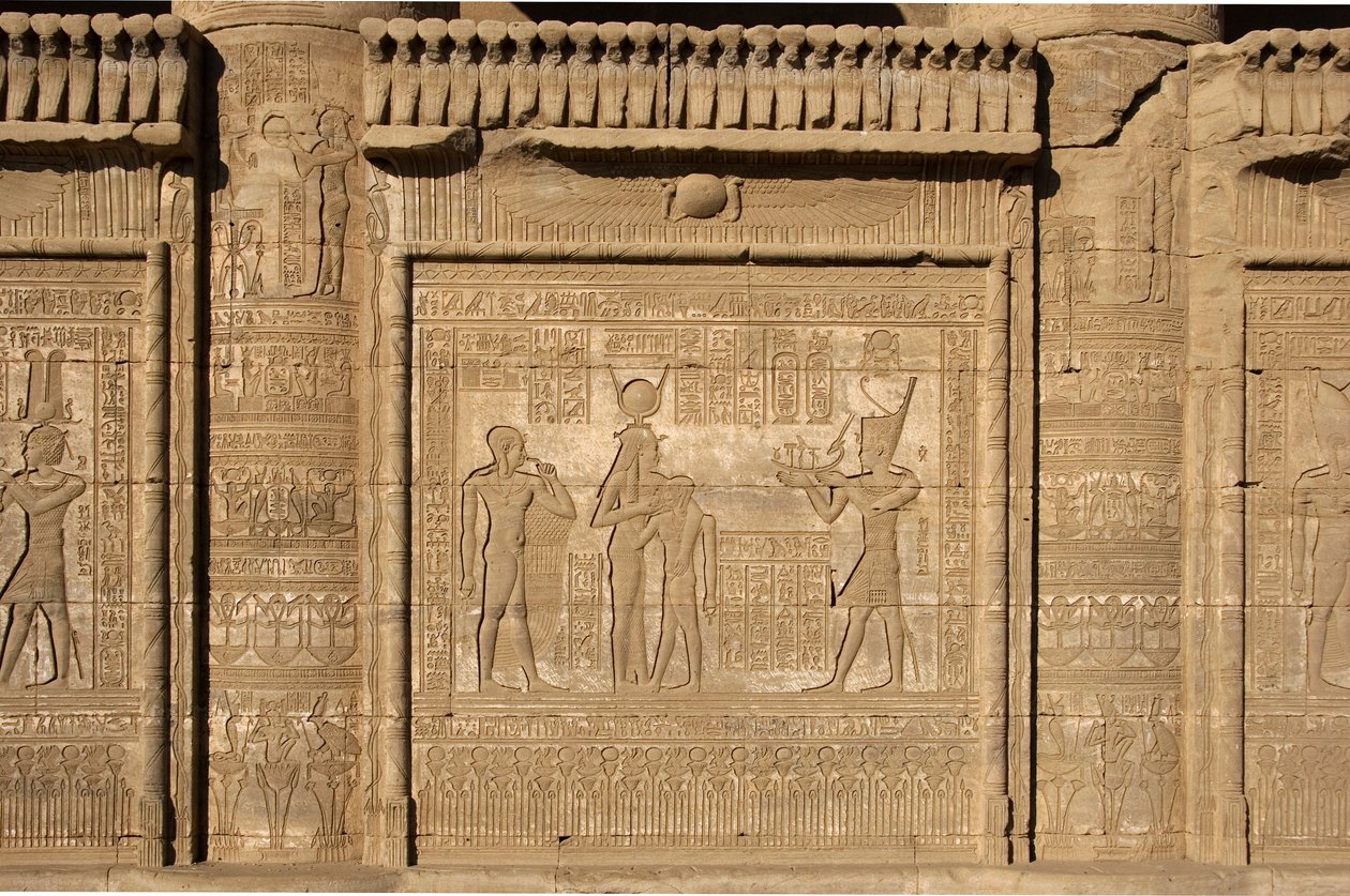 Antiquidade egípcia: Mammisi romano comemorando o nascimento de Ihy, filho de Ísis. Templo de Hathor, Denderah, Egipto. de Egyptian Ptolemaic Period