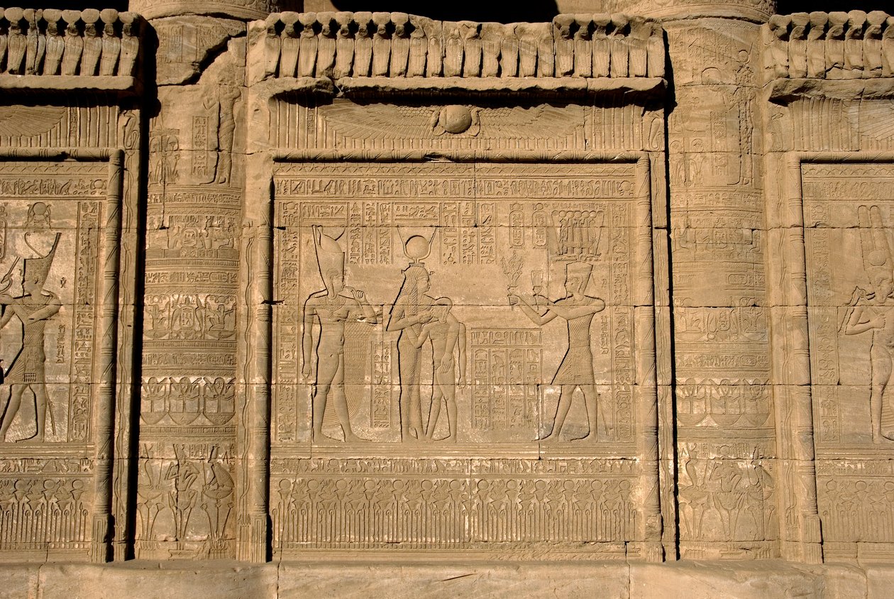 Antiquidade egípcia: Mammisi romano comemorando o nascimento de Ihy, filho de Ísis. Templo de Hathor, Denderah, Egipto. de Egyptian Ptolemaic Period