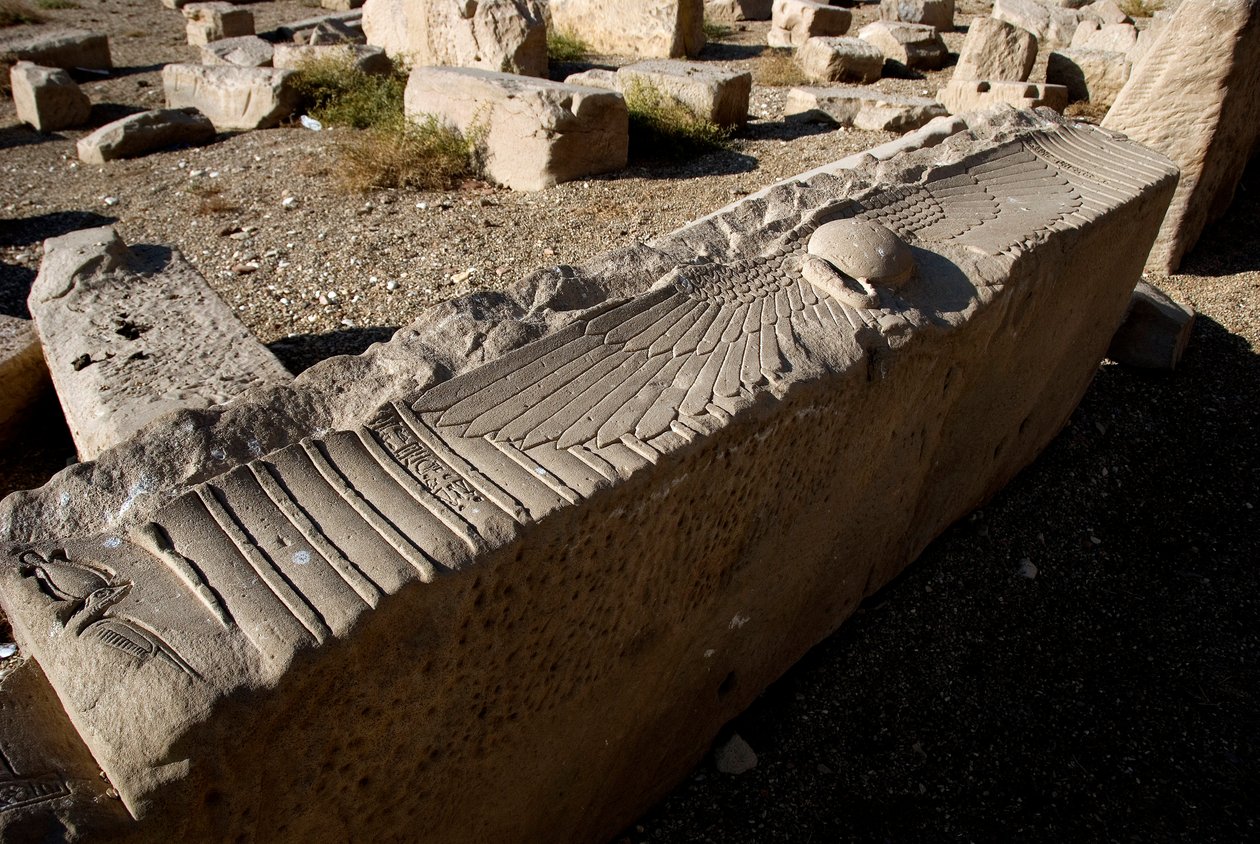 Antiquite egípcio: arquitrave do templo dedicado a Hathor, Denderah, Egito de Egyptian Ptolemaic Period
