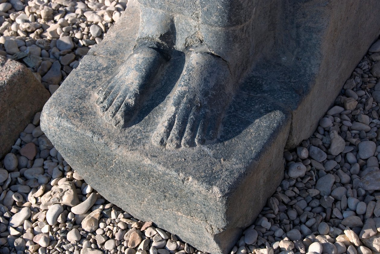 Antiquite egípcia: base da estátua da deusa Hathor, templo de Hathor, Denderah, Egito de Egyptian Ptolemaic Period