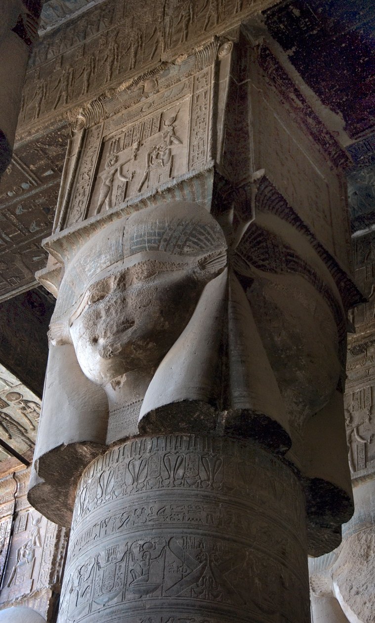 Antiquite egípcia: capital de colunas decoradas com a representação da deusa Hathor. Templo de Hathor, Denderah, Egito de Egyptian Ptolemaic Period
