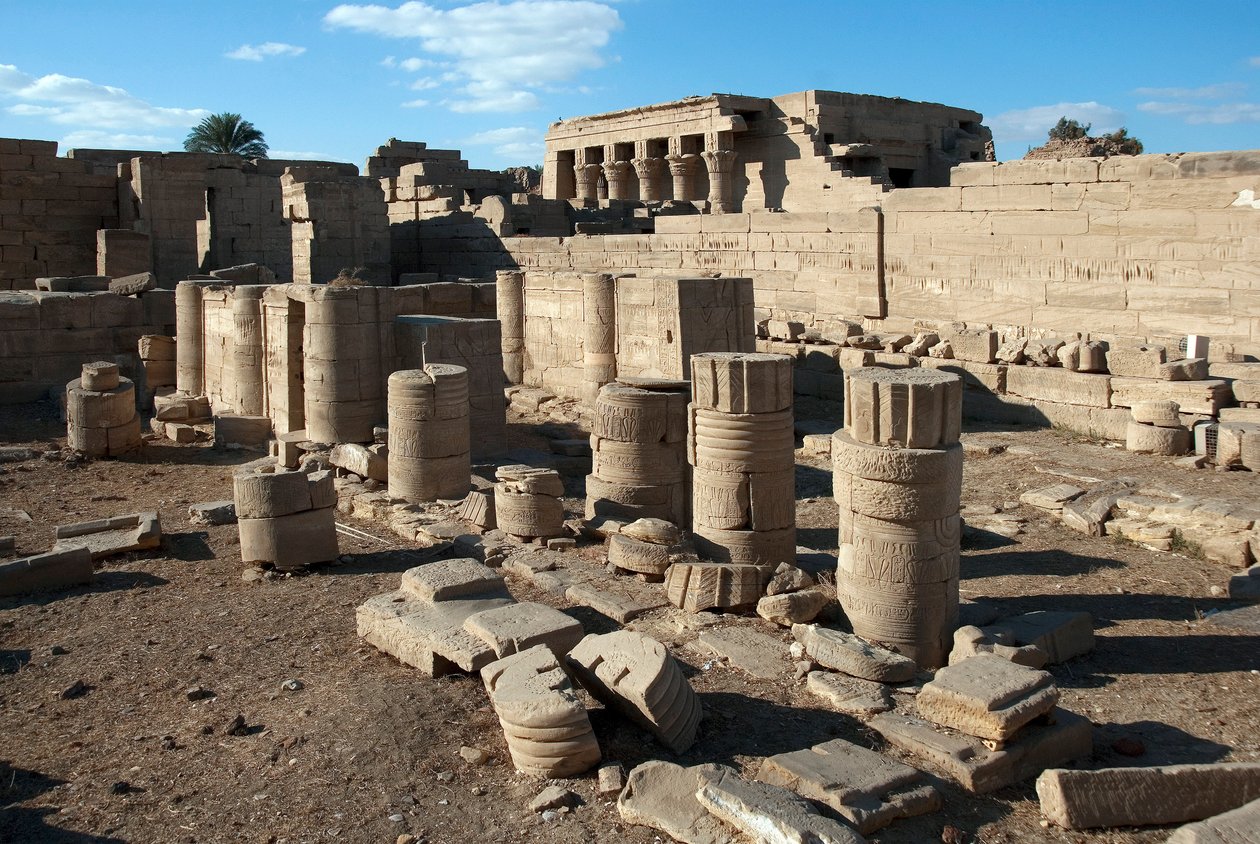 Antiquite egípcia: colunas do templo dedicadas a Hathor, Denderah, Egito de Egyptian Ptolemaic Period