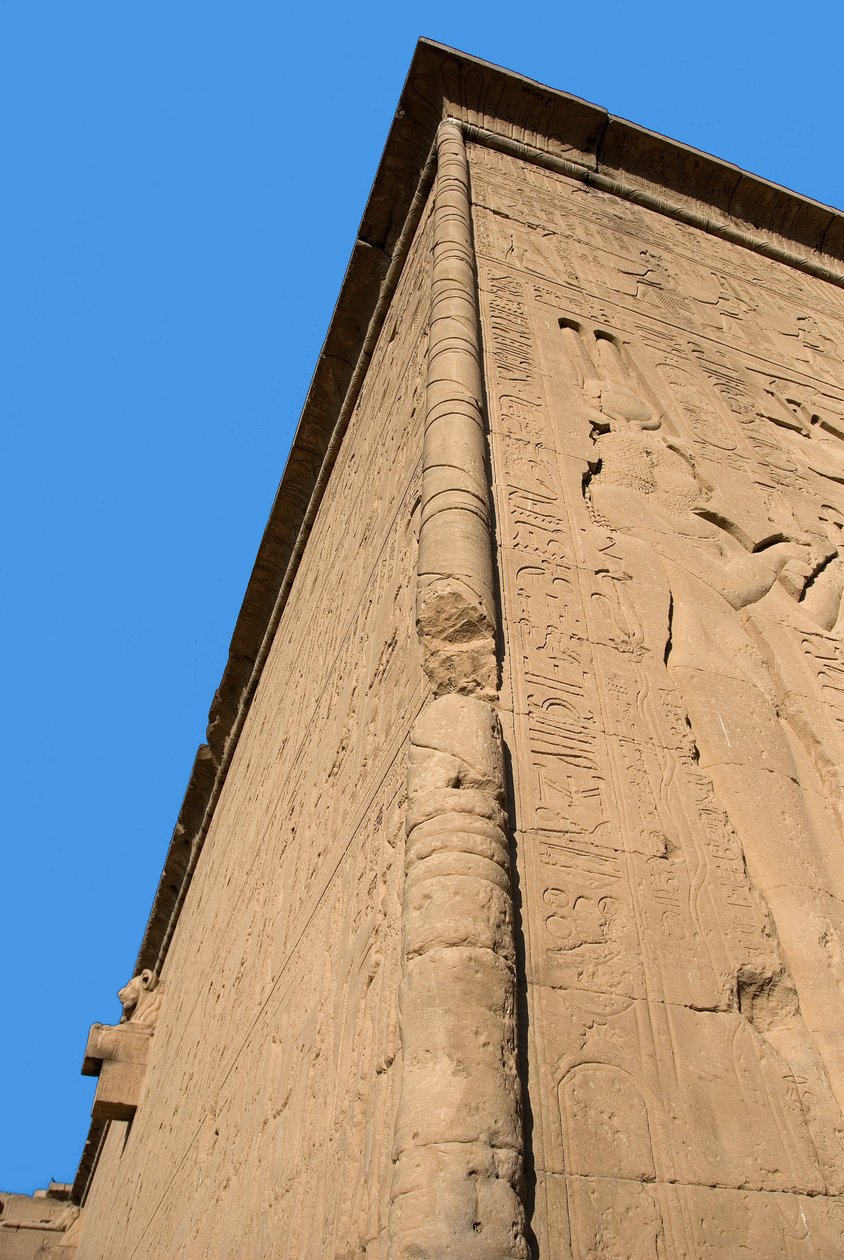 Antiquite egípcio: canto da parede traseira do templo dedicado à deusa Hathor (na representação direita do Cleópatra). Denderah, Egito de Egyptian Ptolemaic Period