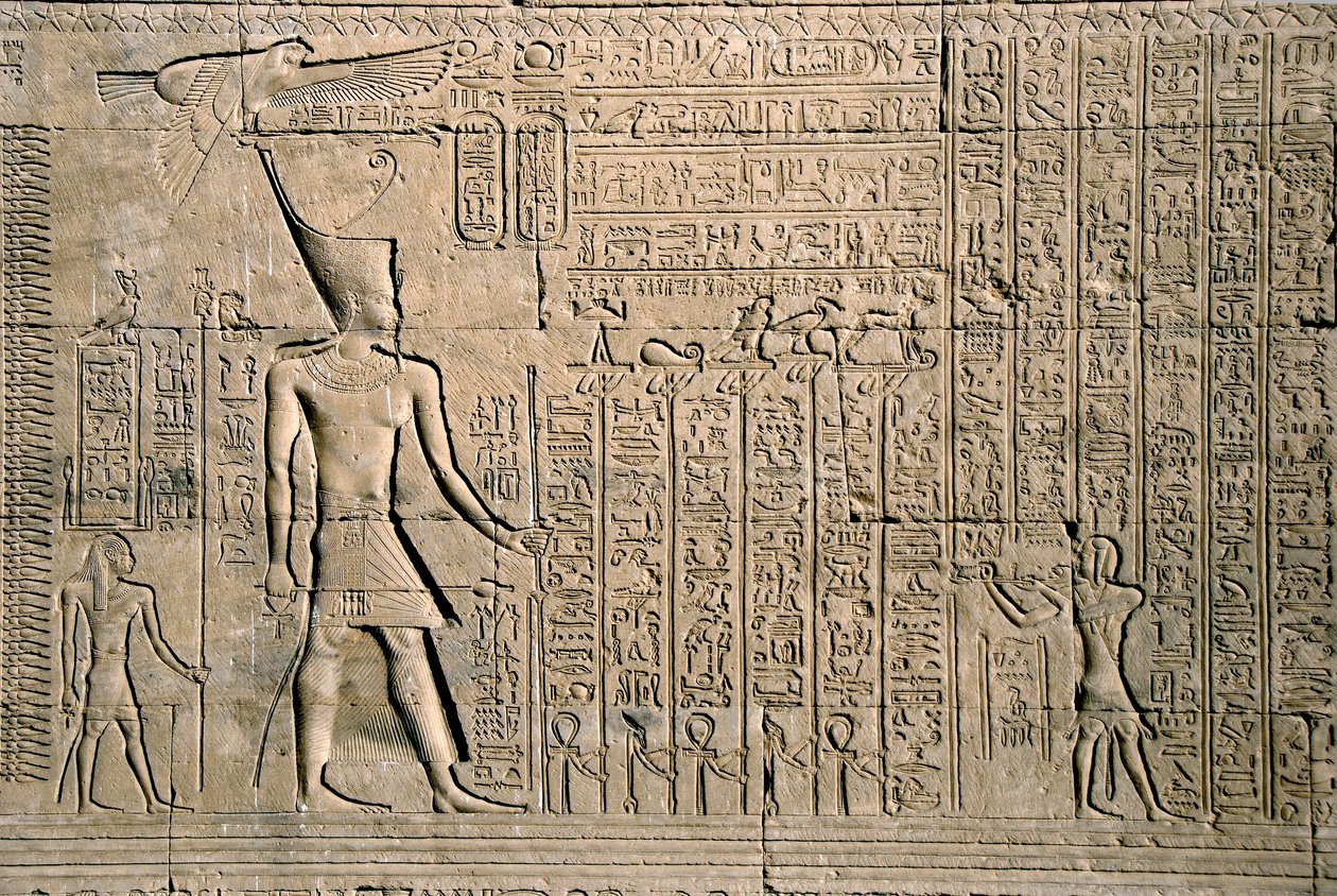 Antiquite egípcio: alívio externo com hieróglifos. Templo de Hathor, Denderah, Egito - Civilização egípcia: hieróglifos e figuras esculpidas na parede do Templo de Hathor (ou Templo do Tentyra) em Denderah, construído sob o reinado de Pepi I (ca. 2250 a.C. de Egyptian Ptolemaic Period