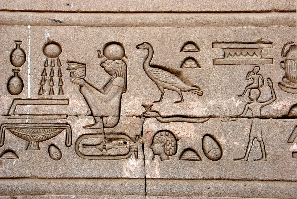 Antiquito egípcio: hieróglifos na parede oriental do Templo de Hathor, Denderah, Egito - Civilização egípcia: hieróglifos gravados na parede do Templo de Hathor (ou Templo do Tentyra) em Denderah, construído sob o reinado de Pepi I (ca. 2250 a.C.) - Templo de Egyptian Ptolemaic Period