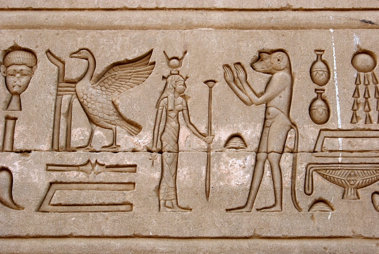Antiquito egípcio: hieróglifos na parede oriental do Templo de Hathor, Denderah, Egito - Civilização egípcia: hieróglifos gravados na parede do Templo de Hathor (ou Templo do Tentyra) em Denderah, construído sob o reinado de Pepi I (ca. 2250 a.C.) - Templo de Egyptian Ptolemaic Period