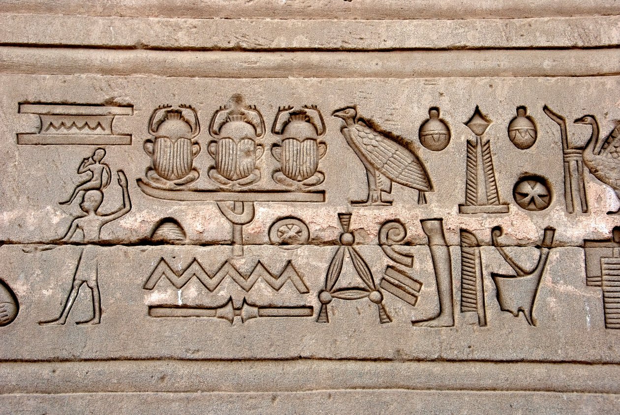 Antiquite egípcio: hieróglifos na parede oriental do templo de Hathor, Denderah, Egito de Egyptian Ptolemaic Period