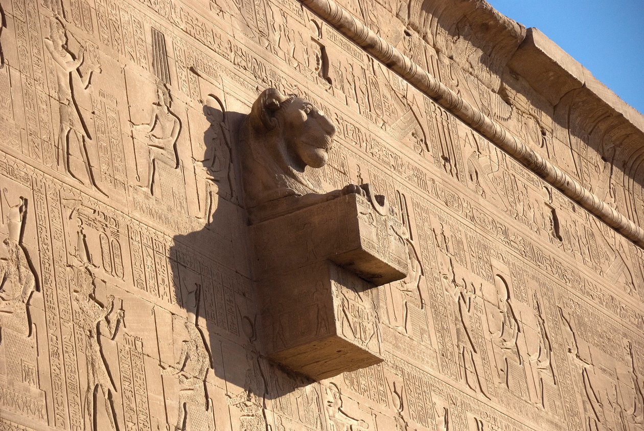 Antiguidade egípcia: gárgula de cabeça de leão, templo de Hathor, Denderah, Egito de Egyptian Ptolemaic Period