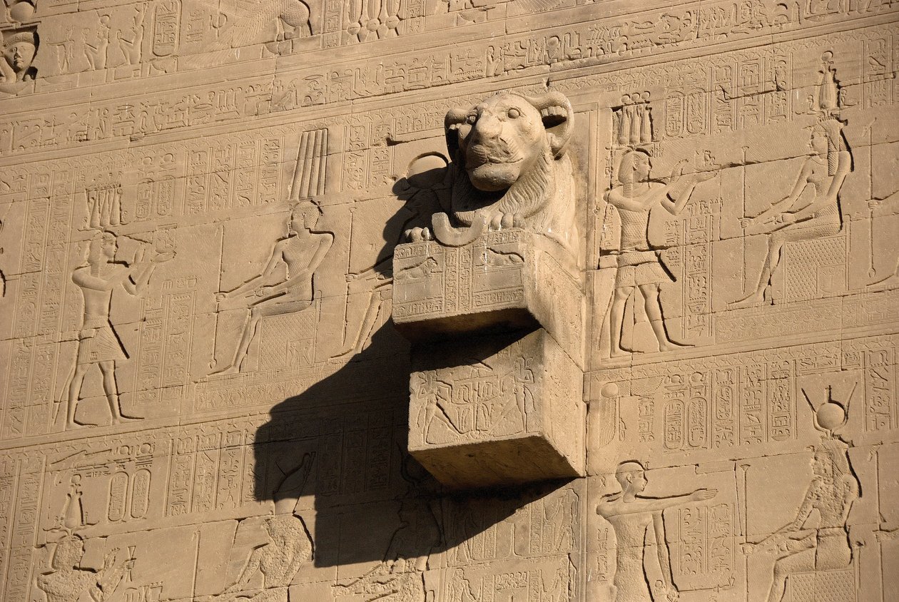 Antiguidade egípcia: gárgula de cabeça de leão, templo de Hathor, Denderah, Egito de Egyptian Ptolemaic Period