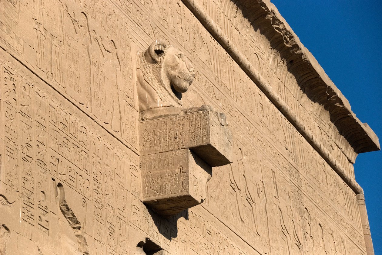 Antiguidade egípcia: gárgula de cabeça de leão, templo de Hathor, Denderah, Egito de Egyptian Ptolemaic Period