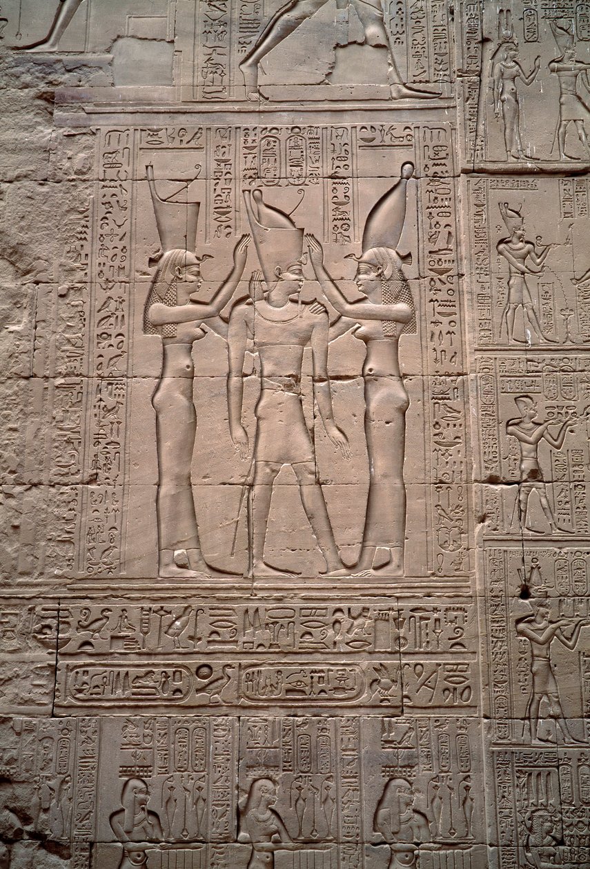 Antiquito egípcio: baixo relevo representando a coroação do rei Ptolemee IV. Templo de Horus, Edfu, Egito de Egyptian Ptolemaic Period