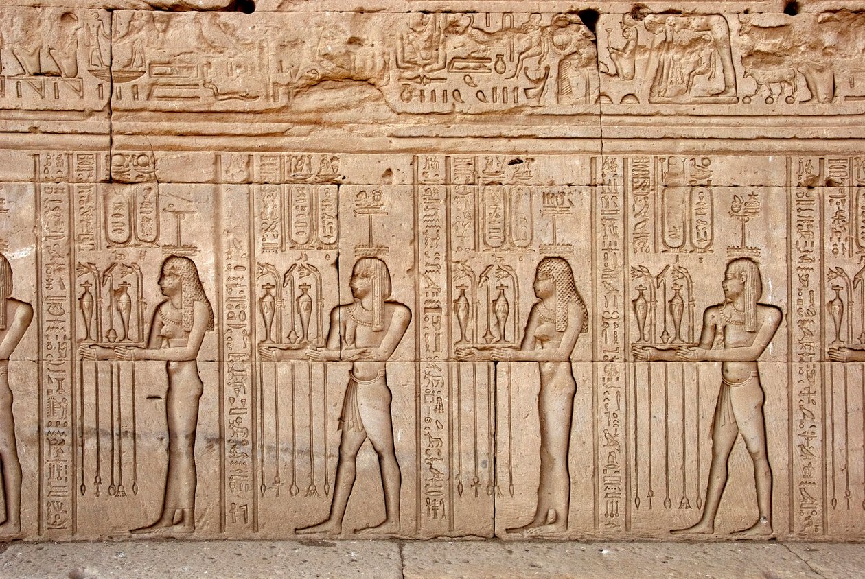 Antiguidade egípcia: oferendas e tributos apresentados à deusa, Templo de Hathor, Denderah, Egito - Civilização egípcia: oferendas e tributos apresentados à deusa - Figuras esculpidas na parede do Templo de Hathor (ou Templo do Tentyra) em Denderah, de Egyptian Ptolemaic Period