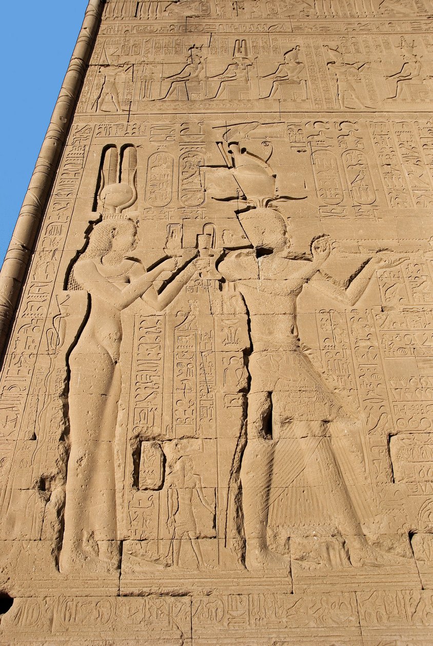 Antiquite egípcio: relevo da parede traseira do templo dedicado à deusa Hathor representando Cleopatre e Cesarion. Denderah, Egito de Egyptian Ptolemaic Period