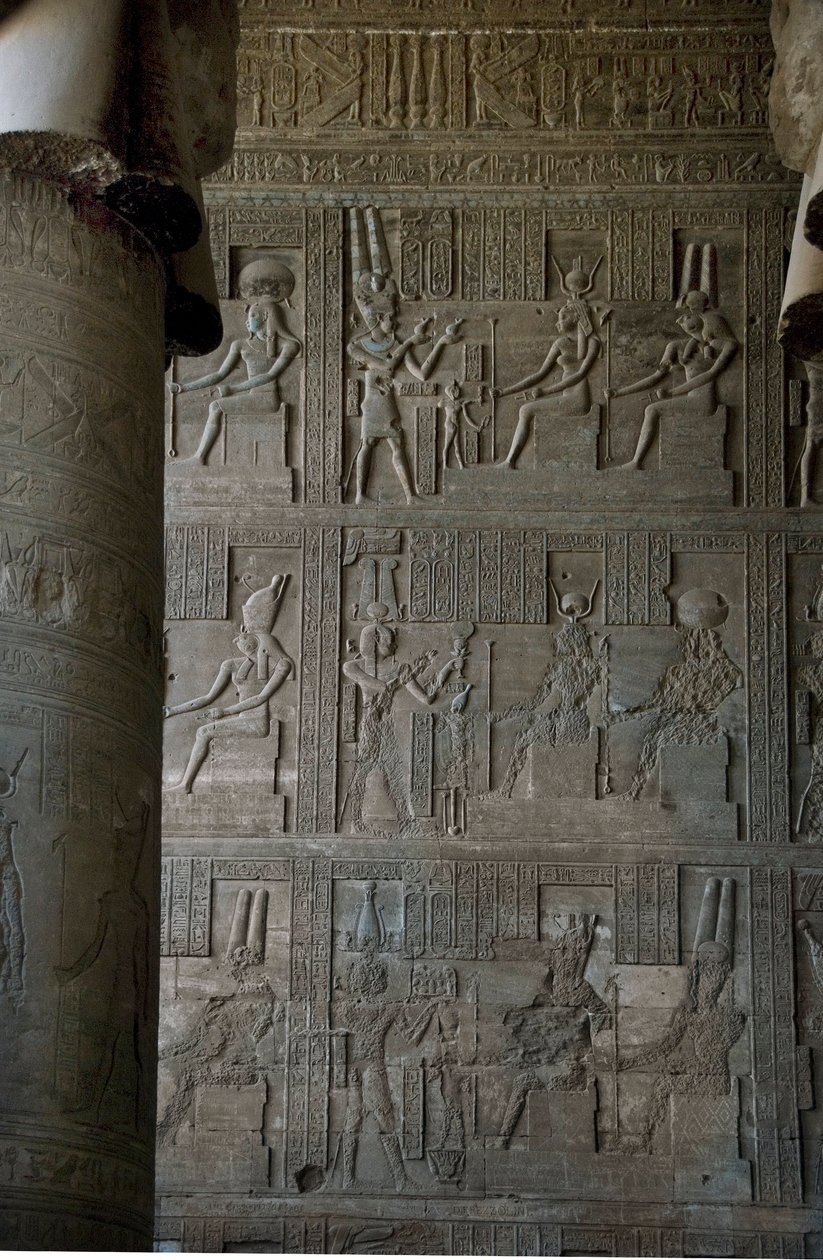 Antiquite egípcia: relevos dentro da sala hipócrita do templo dedicado a Hathor, Denderah, Egito de Egyptian Ptolemaic Period