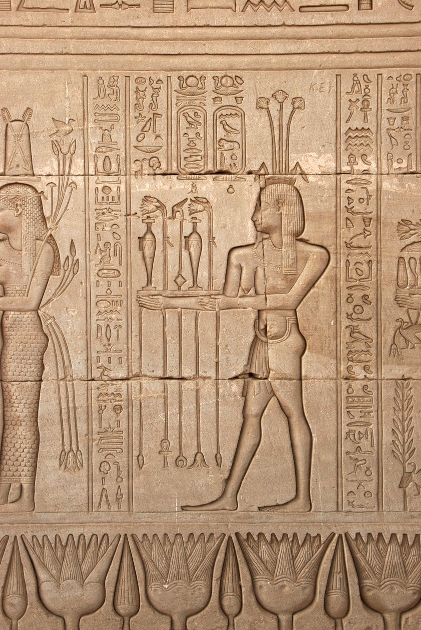 Antiguidade egípcia: representação de um homem trazendo ofertas como homenagem à deusa, Templo de Hathor, Denderah, Egito de Egyptian Ptolemaic Period